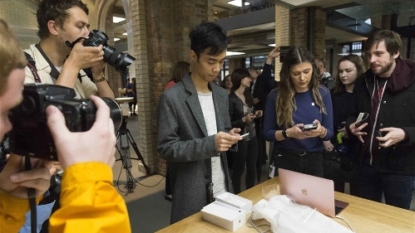 IPhone 7 draws big crowd to Newmarket Apple Store