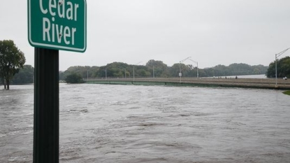 Iowa, Wisconsin face flood threat with swollen rivers