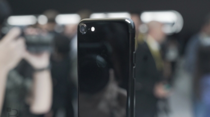 Jet black iPhone 7 scratches easily, Apple warns