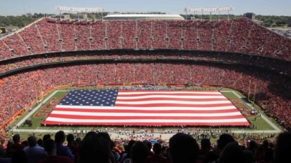 Marcus Peters raises fist, Chiefs lock arms during National Anthem