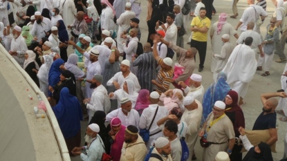 Hajj pilgrims return to scene of deadly stampede