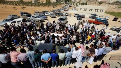 Palestinian stabs Israeli police in Jerusalem and is shot