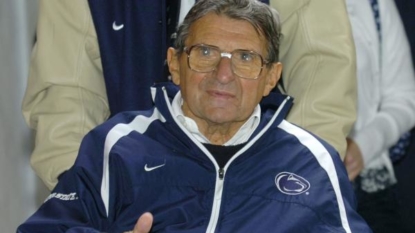 Penn State fans cheer Joe Paterno at tribute