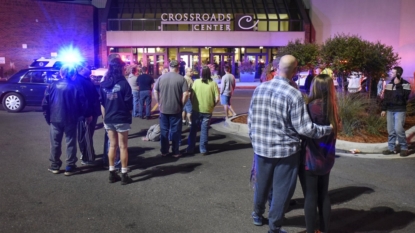 People Stabbed at US Shopping Mall