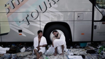 Pilgrims offer prayers on Mount Arafat