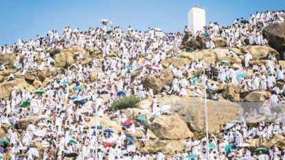 Saudi Arabia: Muslims climb Mount Arafat in Hajj high point