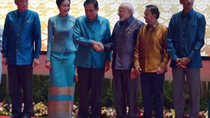 PM Modi meets Obama in Vientiane