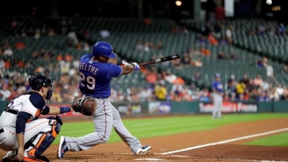 Rangers’ Beltre belts 425-foot homer from one knee