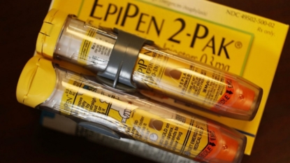 Sarah Jessica Parker Cuts Ties With EpiPen Drug Maker, Criticizes Price Increase