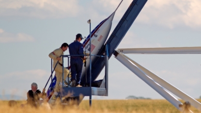 Stuntman successfully launches rocket over Snake River Canyon