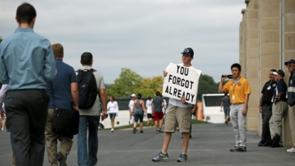 Temple students turn their backs during Joe Paterno tribute