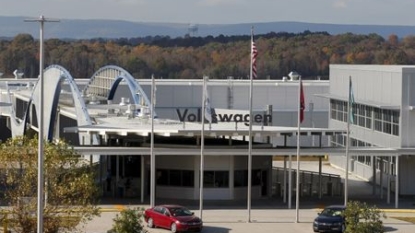 Labor board orders Volkswagen to begin bargaining with UAW