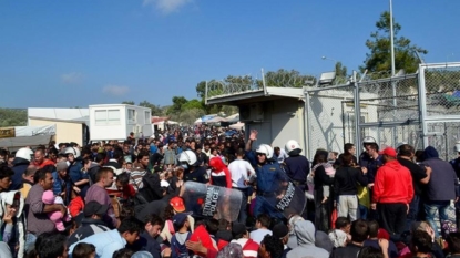 Thousands flee blaze in Lesbos refugee camp