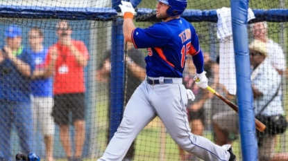 Tebow begins move from football to baseball