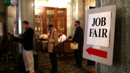 US jobless claims fall as labor market remains strong