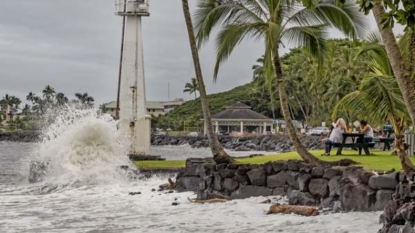 Visitors enjoying Hawaii as hurricane nears