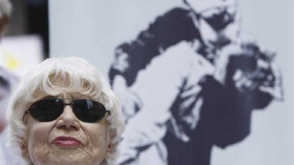 Woman in iconic WWII Times Square kissing photo dies