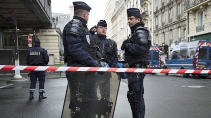 2 detained after gas canisters found near Paris’ Notre Dame