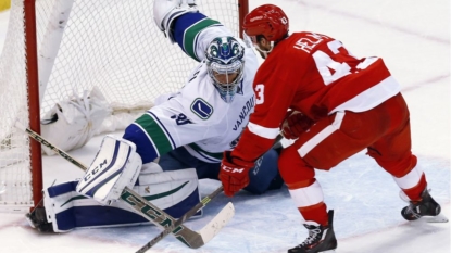 Howard’s 36 saves lead Red Wings past Canucks 3-1