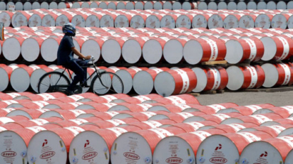 Oil prices edge up on tightening market