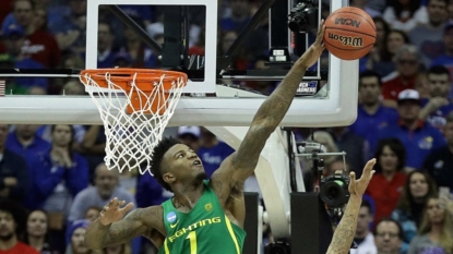 Plenty of action early in Kansas-Oregon game