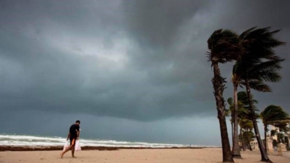 Buildings Sway in High Winds as Florida Goes Dark