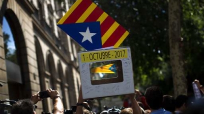 Tension rises in Spain’s Catalan amid police operations against referendum