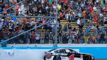 Kevin Harvick races to 3rd straight NASCAR win